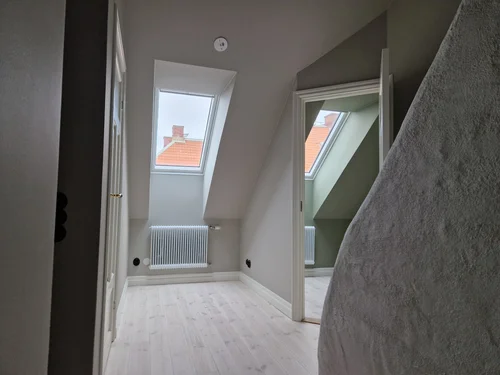 Ett fönster i en nyrenoverad vind