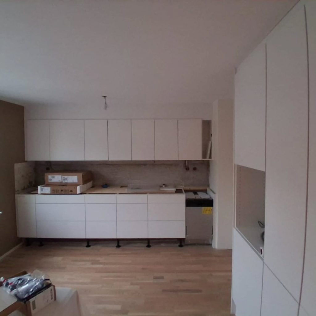Ett hus som håller på o byggas.