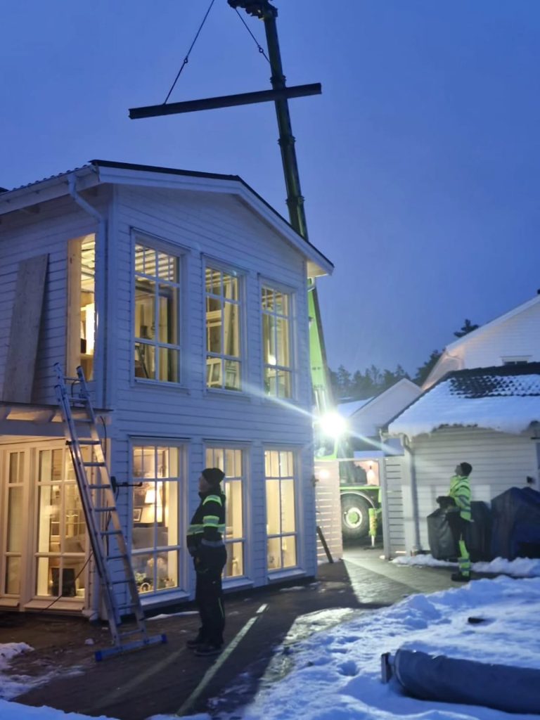 Ett stort vitt hus som byggs.