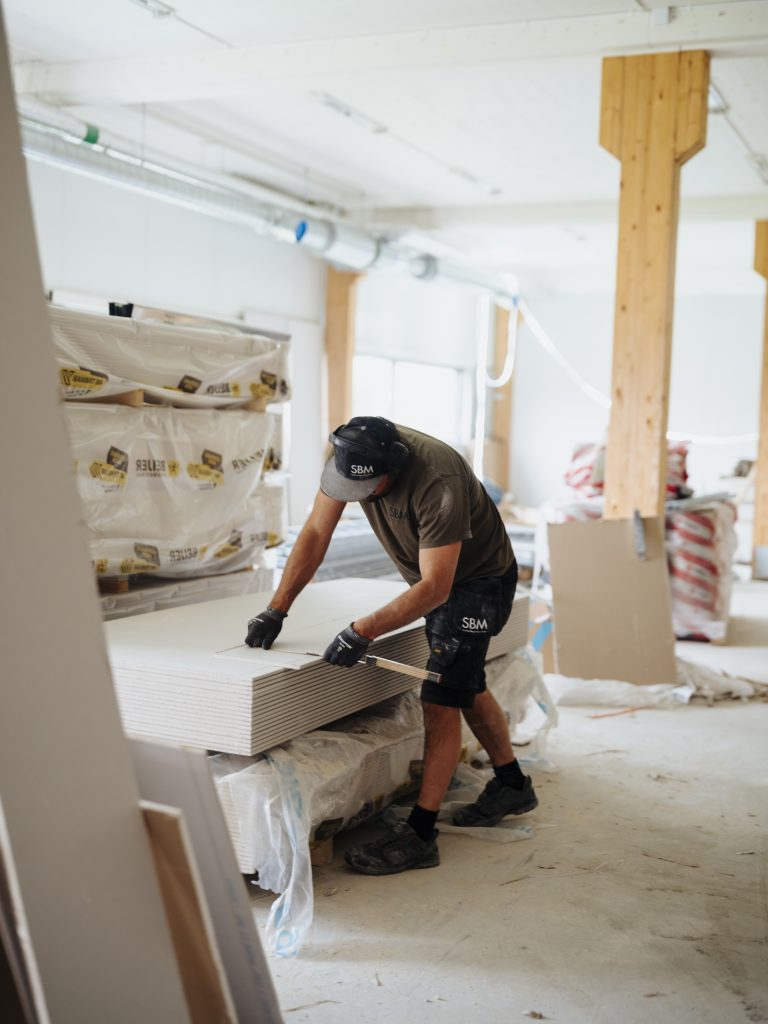 En person jobbar på ett renovationsarbete.