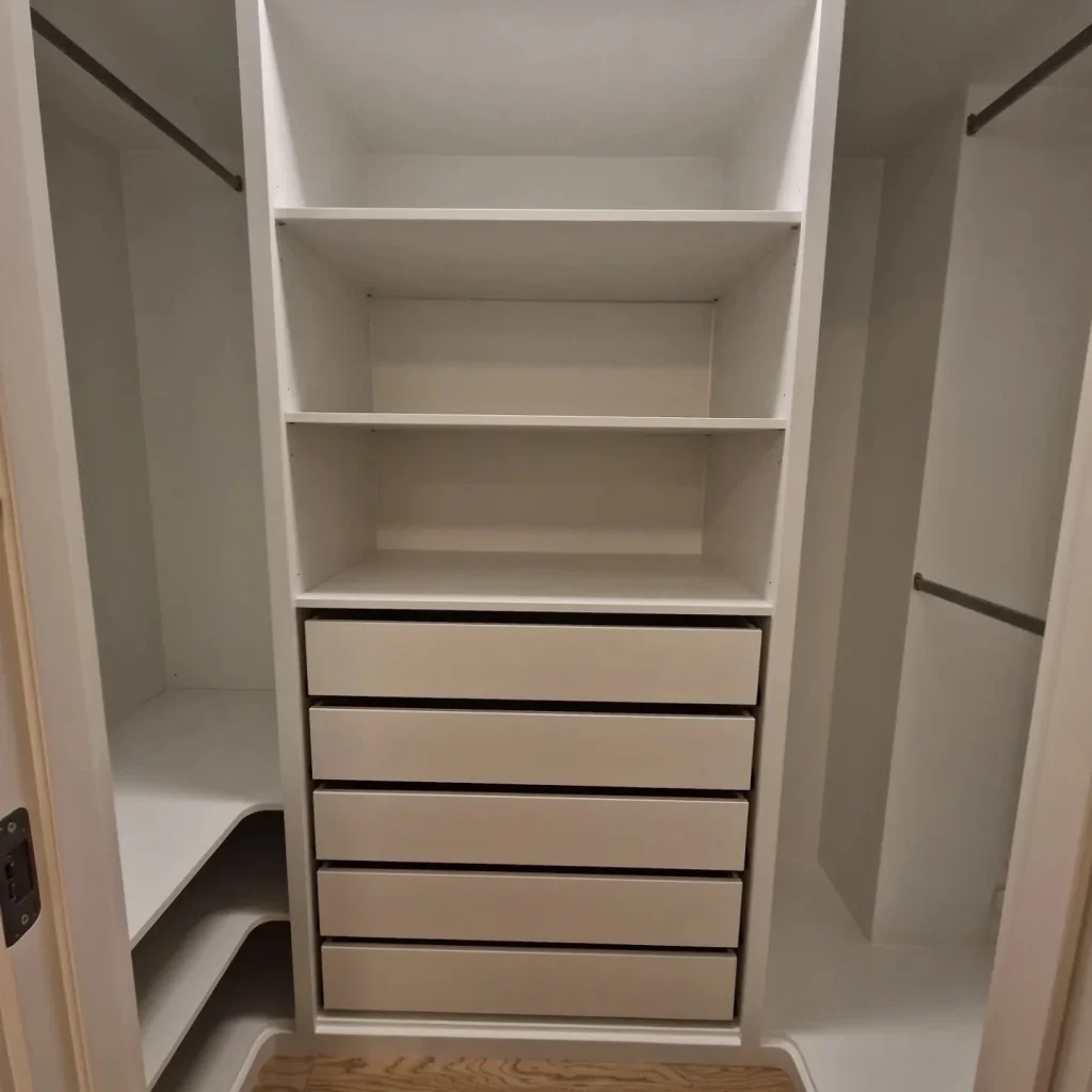 Insidan och tomma lådor av en walk in closet