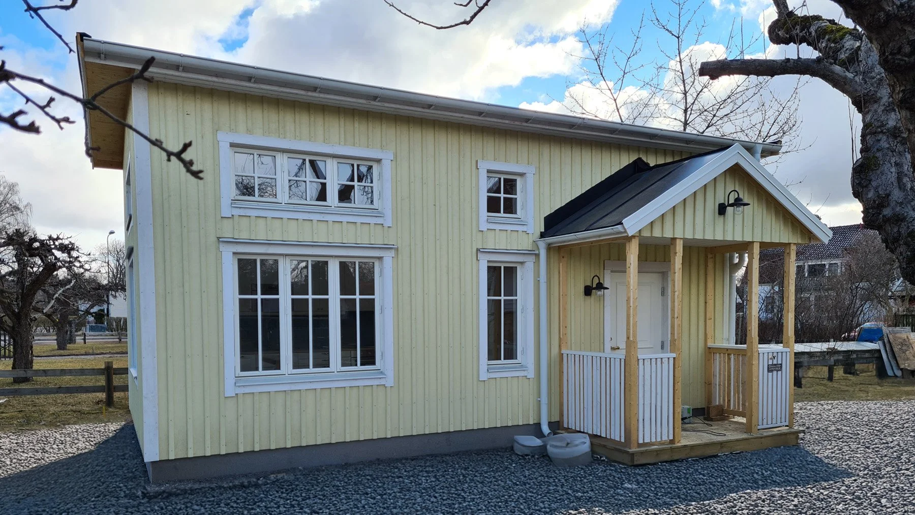 Ett gult nybyggt attefallshus i Uppsala