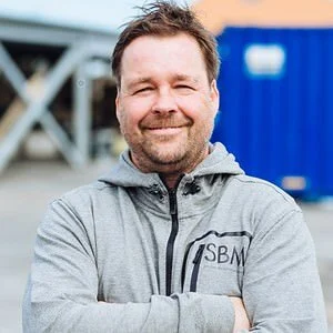 Joakim Thörnvall som ler mot kameran