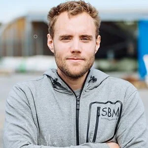 Niklas Brandt med arbetskläder på sig. 