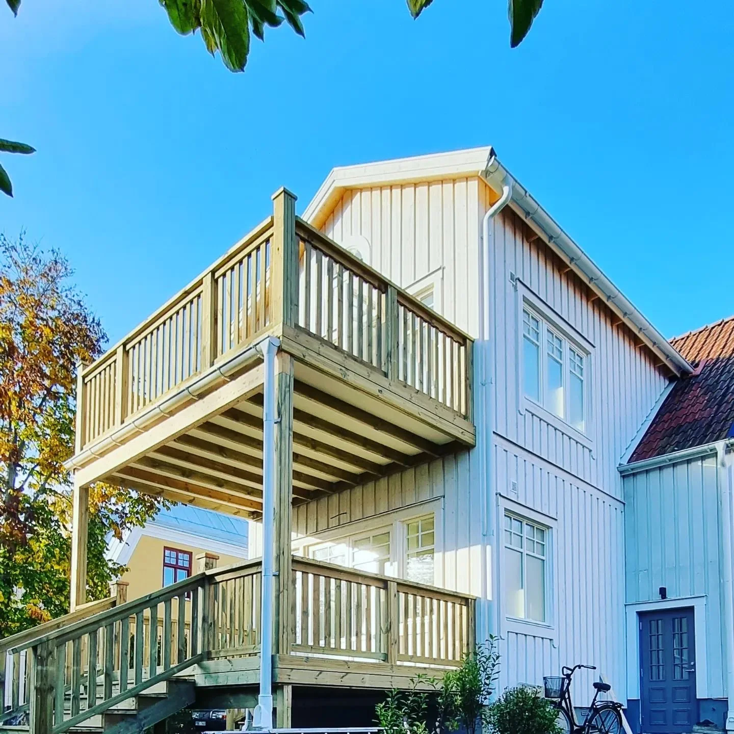 Ett hus med två våningar av balkonger